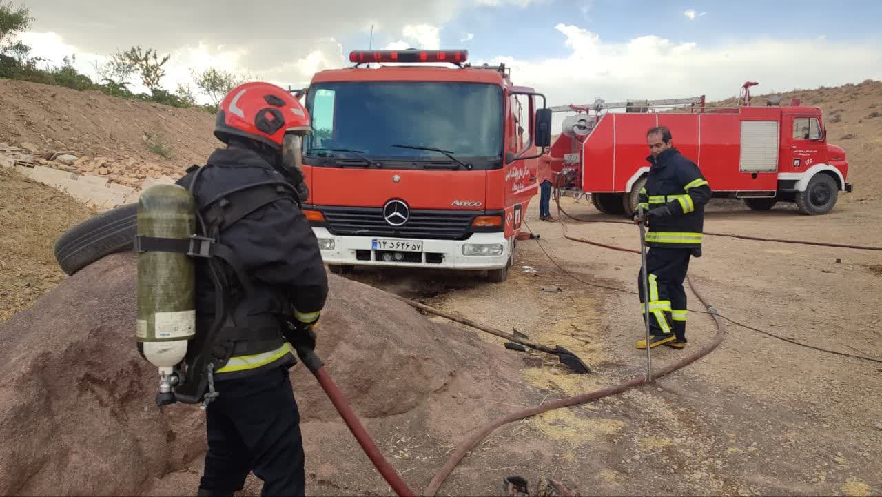 حریق یک انبار چوب در حاشیه شهر محلات