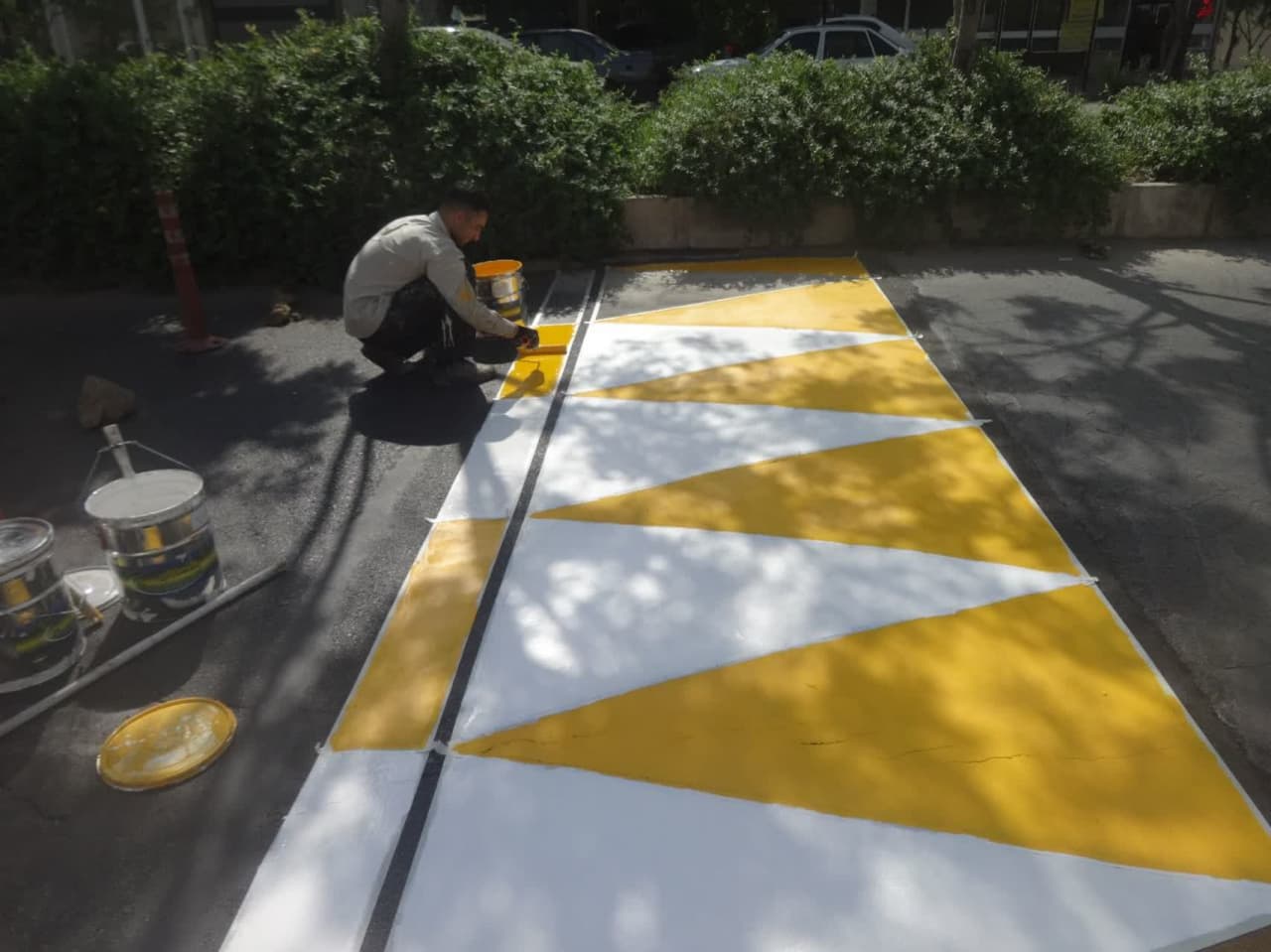 رنگ آمیزی سرعت گیرها و خط کشی های عابر پیاده شهر محلات