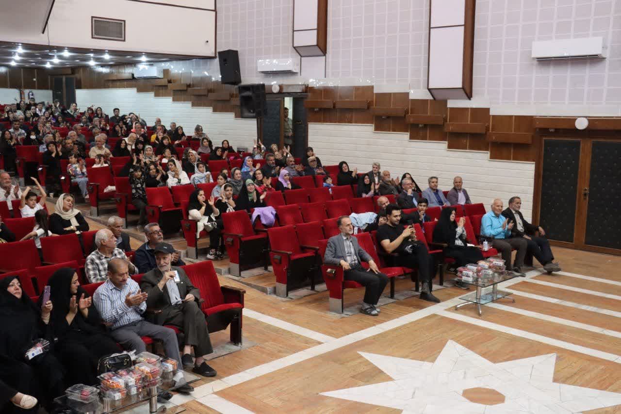 دورهمی بازنشستگان شهرداری محلات در فرهنگسرای اندیشه برگزارشد.