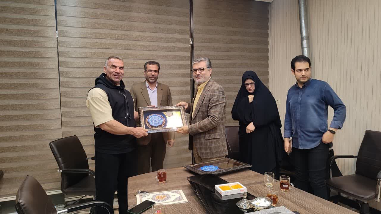 همزمان با فرارسیدن روز تربیت بدنی رئیس اداره ورزش و جوانان شهرستان محلات بهمراه برخی از مسئولین هییت های ورزشی با اعضای شورای اسلامی شهر و شهردار محلات دیدار و گفت و گو کردند.